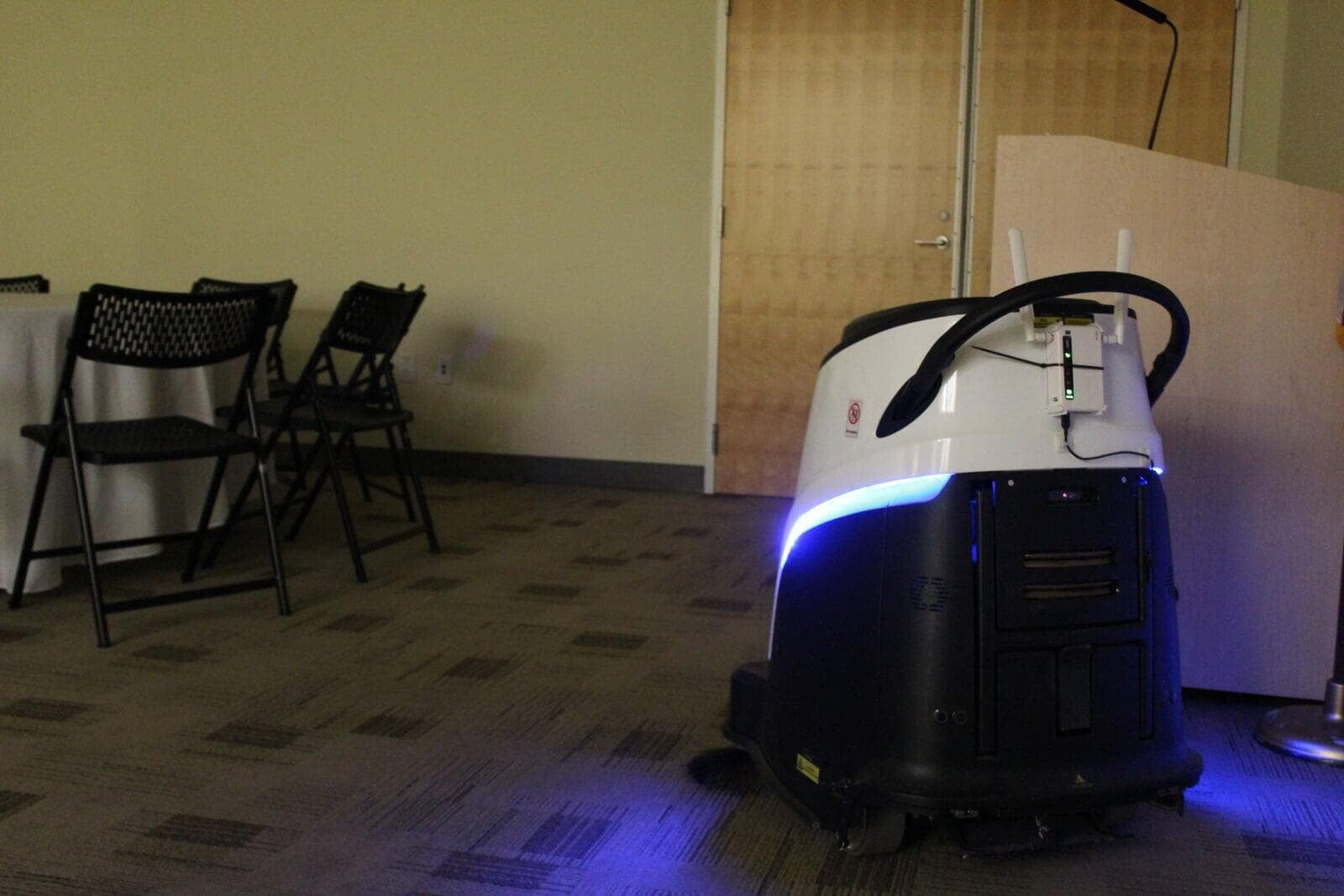 Vacuum 40 sweeps small meeting room.
